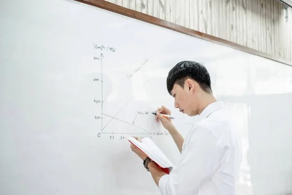 Ein Asiatischer Männlicher Lehrer Einem Klassenzimmer Der Nähe Des Whiteboards — Stockfoto