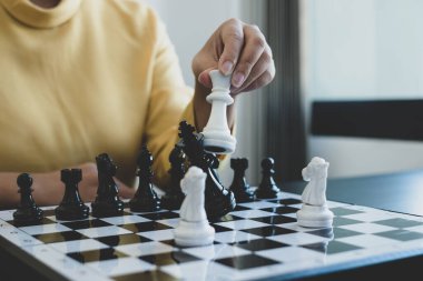 Hareket eden iş kadını eli, rekabetteki satranç liderlik, takipçiler ve ticari başarı stratejilerini gösteriyor.
