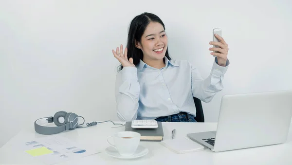 Videoanruf Eine Junge Asiatin Kommuniziert Online Video Über Weite Strecken — Stockfoto