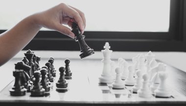 Hareket eden iş kadını eli, rekabetteki satranç liderlik, takipçiler ve ticari başarı stratejilerini gösteriyor.