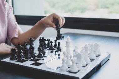 Hareket eden iş kadını eli, rekabetteki satranç liderlik, takipçiler ve ticari başarı stratejilerini gösteriyor.