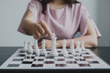 Hareket eden iş kadını eli, rekabetteki satranç liderlik, takipçiler ve ticari başarı stratejilerini gösteriyor.