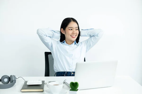 亚洲女会计在椅子上工作累了 在办公室努力工作的同时 伸懒腰放松一下 — 图库照片