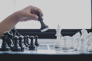 Hareket eden iş kadını eli, rekabetteki satranç liderlik, takipçiler ve ticari başarı stratejilerini gösteriyor.