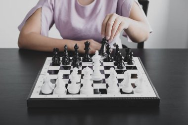 Hareket eden iş kadını eli, rekabetteki satranç liderlik, takipçiler ve ticari başarı stratejilerini gösteriyor.