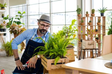 Bıyıklı, yaşlı ve yakışıklı bir adam ağaç bakımıyla mutlu olur. Evde bahçıvanlık hobisi. Emeklilikten sonra mutlu yaşamak. Doğa ve çevre kavramları.