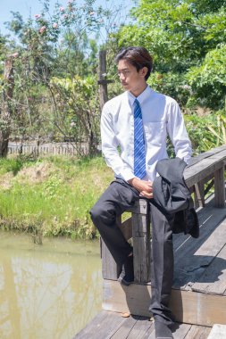 İşten sonra. İş adamı gömlekli adam atmosfer manzarasını seviyor ve fikirleri kullanıyor..