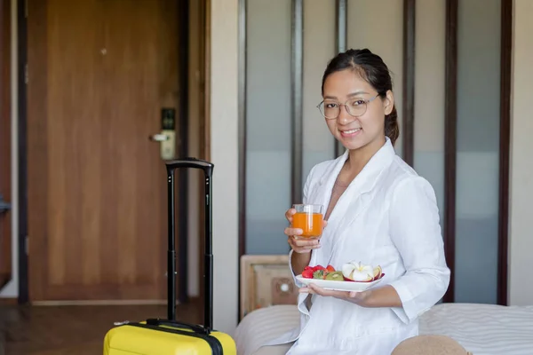 아시아의 사업가가 여행때문에 침대에 Vip 손님들을 호텔에서 스낵을 준비를 — 스톡 사진