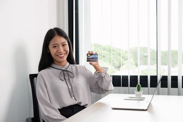 Den Asiatiska Affärskvinnans Hand Håller Ett Kreditkort Och Använder Bärbar — Stockfoto