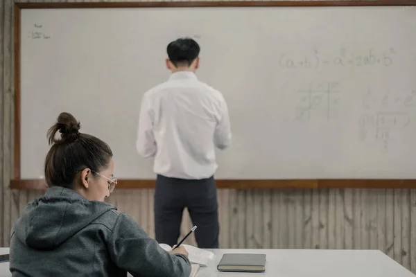 Gli Studenti Universitari Studiano Duramente Ascoltano Gli Insegnanti Loro Lezioni — Foto Stock