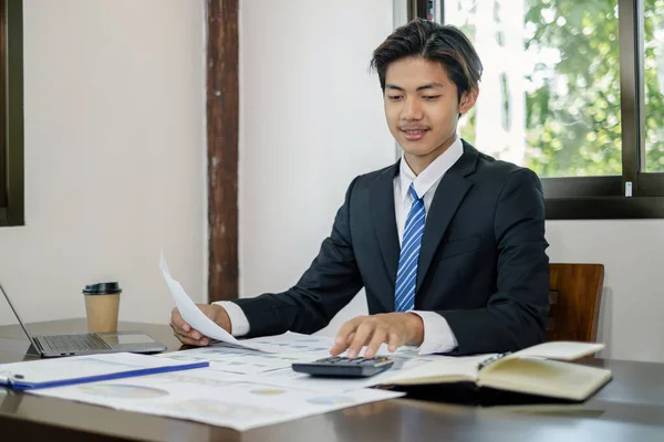 Businessman Financial Market Analysts Work Calculate Financial Graphs Show Investment — Stockfoto