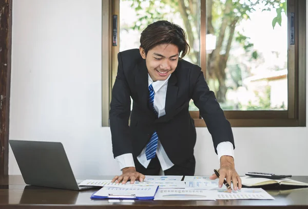 Businessman Financial Market Analysts Work Calculate Financial Graphs Show Investment — Stockfoto