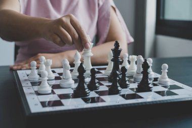 Hareket eden iş kadını eli, rekabetteki satranç liderlik, takipçiler ve ticari başarı stratejilerini gösteriyor.