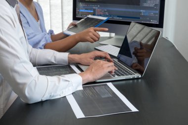 Bilgisayar programlama, profesyonel geliştirme ve kodlama teknolojisiyle çalışan programcı ekibi, yüksek kaliteli görsel yazılım geliştirme web siteleri üzerinde çalışıyor.