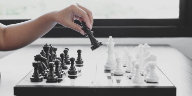 Hareket eden iş kadını eli, rekabetteki satranç liderlik, takipçiler ve ticari başarı stratejilerini gösteriyor.