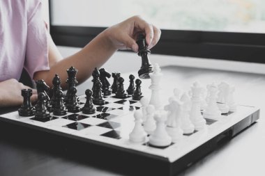 Hareket eden iş kadını eli, rekabetteki satranç liderlik, takipçiler ve ticari başarı stratejilerini gösteriyor.