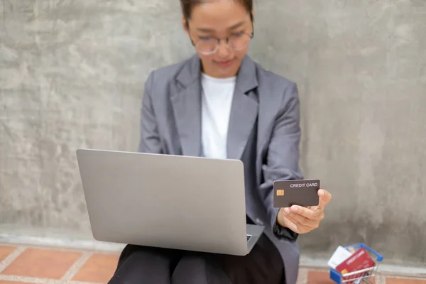 Business Asian Woman Hand Holding Credit Card Uses Laptop Online — ストック写真