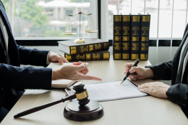 Erkek avukatlar ya da bir yargıç müvekkillere yargı adaleti ve kovuşturma konusunda danışmanlık yapıyor. Teraziler, hakimler tokmak, hukuki hizmet kavramı.