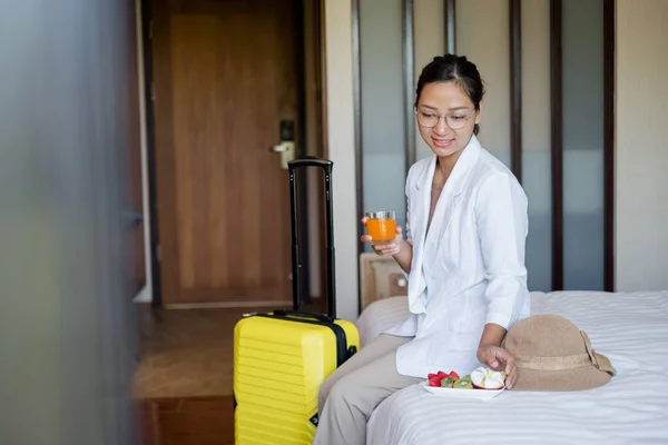 아시아의 사업가가 여행때문에 침대에 Vip 손님들을 호텔에서 스낵을 준비를 — 스톡 사진