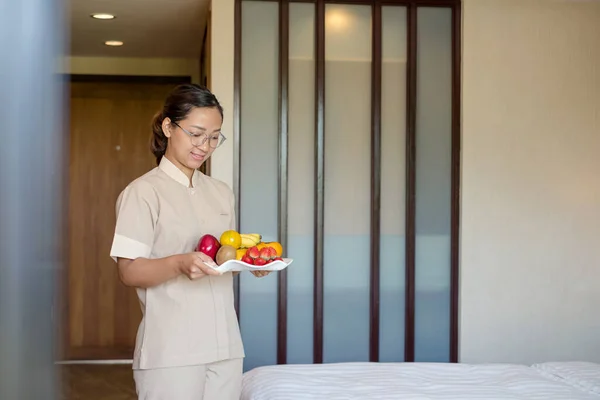 Hotel Room Cleaning Maid Fruit Put Tray Bed Welcome Arriving — Zdjęcie stockowe
