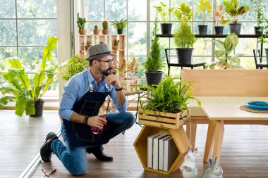 Bıyıklı, yaşlı ve yakışıklı bir adam ağaç bakımıyla mutlu olur. Evde bahçıvanlık hobisi. Emeklilikten sonra mutlu yaşamak. Doğa ve çevre kavramları.