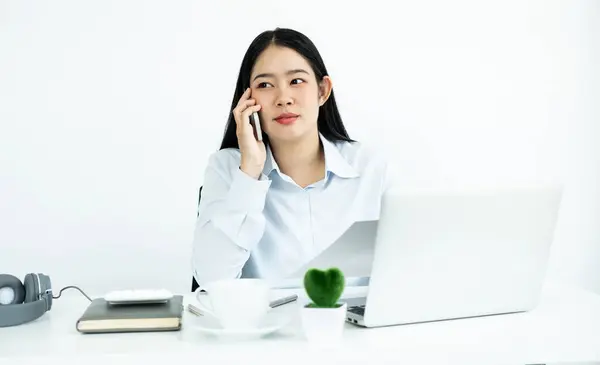 Asiatische Geschäftsfrau Telefoniert Und Arbeitet Büro Mit Einem Fröhlichen Und — Stockfoto