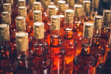 Buz, tatlı şarap şişeleri. Cabernet Franc şarap şişeleri Macar şarap mahzeninde