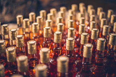 Buz, tatlı şarap şişeleri. Cabernet Franc şarap şişeleri Macar şarap mahzeninde