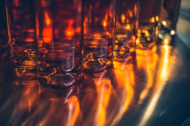 Buz, tatlı şarap şişeleri. Cabernet Franc şarap şişeleri Macar şarap mahzeninde