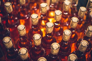 Buz, tatlı şarap şişeleri. Cabernet Franc şarap şişeleri Macar şarap mahzeninde