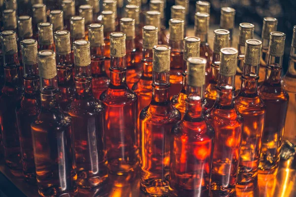 Buz, tatlı şarap şişeleri. Cabernet Franc şarap şişeleri Macar şarap mahzeninde