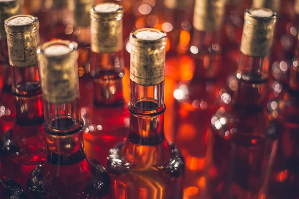 Buz, tatlı şarap şişeleri. Cabernet Franc şarap şişeleri Macar şarap mahzeninde