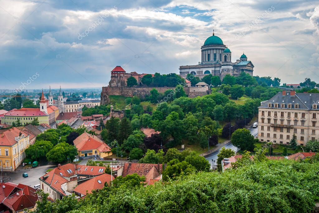 Basílica de Esztergom en el río Danubio. Vista panorámica del castillo