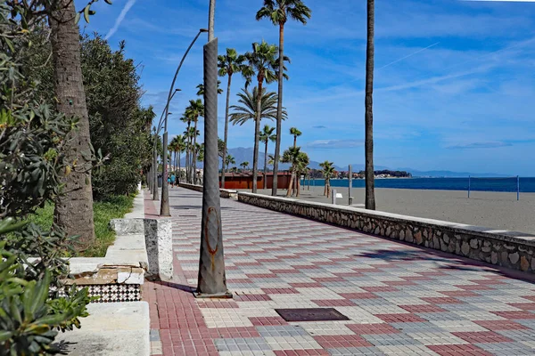 Die Bunte Gemusterte Esplanade Verläuft Breiten Strand Von Estepona Spanien — Stockfoto