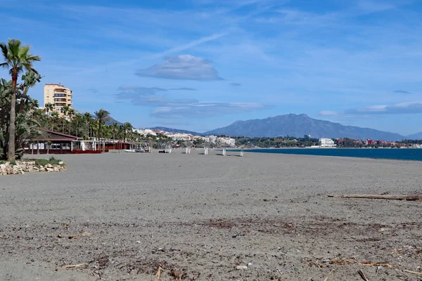 Amplia Playa Estepona España Apartamentos Con Vistas Mar Una Montaña — Foto de Stock
