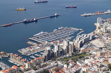 Cebelitarık Kayası 'nın tepesinden Cebelitarık üzerinde panoramik manzara.