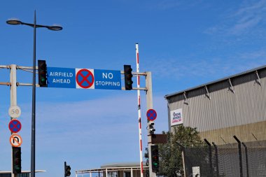 Gibraltar 'da yol trafiğinin havaalanı pistini geçtiği yol tabelası. Bir uçak inerken ya da kalkarken trafik durur.