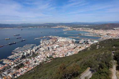 Cebelitarık Kayası 'nın tepesinden Cebelitarık Limanı' nın panoramik manzarası. Havaalanı pisti suya açılıyor..