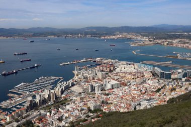 Cebelitarık Kayası 'nın tepesinden Cebelitarık Limanı' nın panoramik manzarası. Havaalanı pisti suya açılıyor..