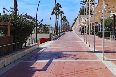 İspanya 'daki Estepona' da. Yelkenli yelkenler günün sıcağında gölge sağlar.