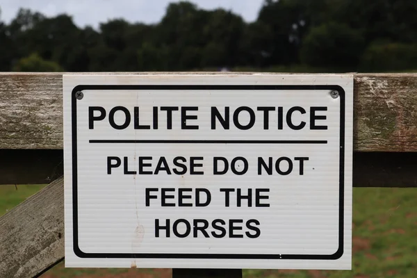 Sign Farm Gate Saying Polite Notice Please Feed Horses — ストック写真