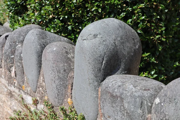 Duże Okrągłe Kamienie Cementowane Szczycie Ściany Jako Ozdobne Wykończenie — Zdjęcie stockowe