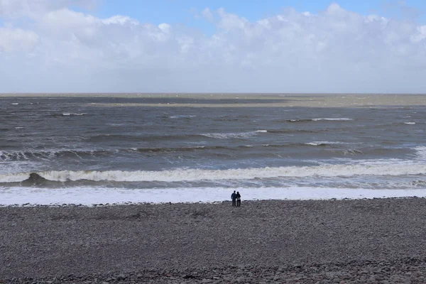 Oddali Para Stoi Nad Brzegiem Wody Obserwuje Fale Morze Bossington — Zdjęcie stockowe
