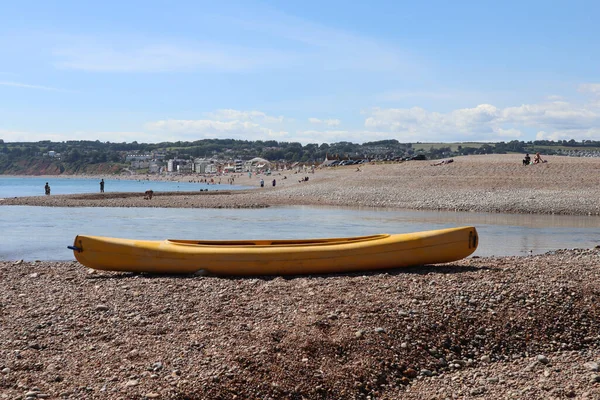 Yellow Canoe Rests Top Shingle Bank Mouth River Axe Axmouth — Zdjęcie stockowe