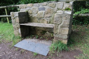 Somerset, İngiltere 'deki Doğu Quantoxhead köyündeki çok sağlam görünümlü blok ve kereste milenyum koltuğu..