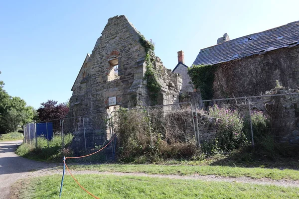 Derelict Manor House Outskirts Village Kilve Somerset Metal Railings Have — Fotografia de Stock