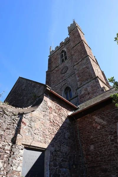 Κοιτάζοντας Προς Πάνω Στον Πύργο Της Εκκλησίας Του Αγίου Γεωργίου — Φωτογραφία Αρχείου