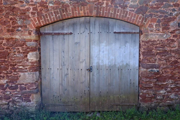 Old Brown Double Doors Arched Top Barn Dunster Somerset England — Stock Photo, Image