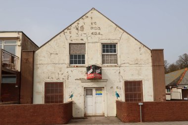 SIDMOUTH, DEVON, ENGLAND - 1 Nisan 2021: kordon 'un doğu ucundaki sondaj salonu. Yıllardır bozulmakta olan bir bina..