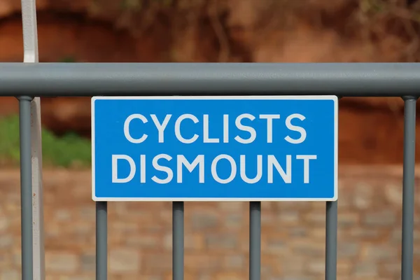 Road Sign New Alma Bridge Telling Cyclists Dismount Walk Bridge — Stock Fotó